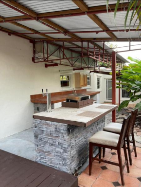 CHEERFUL PRIVATE ROOM 2 MILES AWAY FROM SUNNY ISLES BEACH